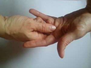 fáj a jobb kéz középső ujjának középső ízülete mit tegyünk, amikor a térdízületek fájnak